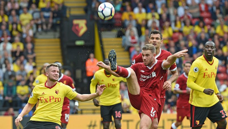 Aksi Jordan Henderson saat melawan Watford. Copyright: © INDOSPORT