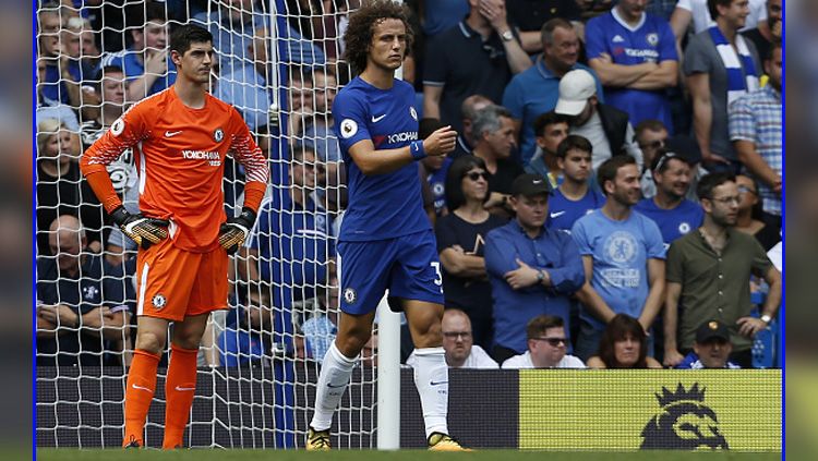 Thibaut Courtois (kiri) dan David Luiz, dua pemain bintang Chelsea. Copyright: © INDOSPORT