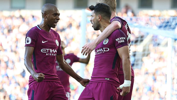 Selebrasi pemain Man City usai Sergio Aguero menjebol gawang Brighton & Hove Albion. Copyright: © INDOSPORT