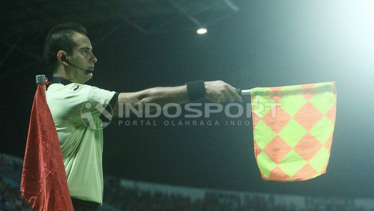 Assisten wasit asal Iran juga tidak sering diprotes saat menerapkan off-side bagi Arema dan Persib. Copyright: © Ian Setiawan/INDOSPORT