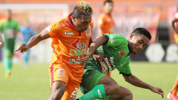Terens Puhiri berupaya menghindar dari pertahanan PS TNI. Copyright: © Twitter/@Liga1Match