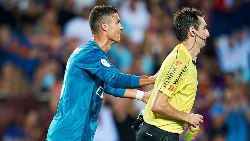 Aksi Cristiano Ronaldo (Real Madrid) mendorong wasit setelah dihadiahi kartu merah. Copyright: © Indosport.com