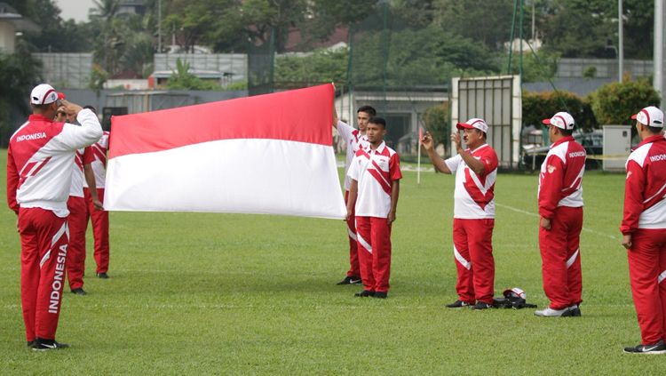 Timnas Indonesia U-22 saat melakukan upacara kemerdekaan Indonesia di Kuala Lumpur, Malaysia. Copyright: © Twitter@pssi__fai