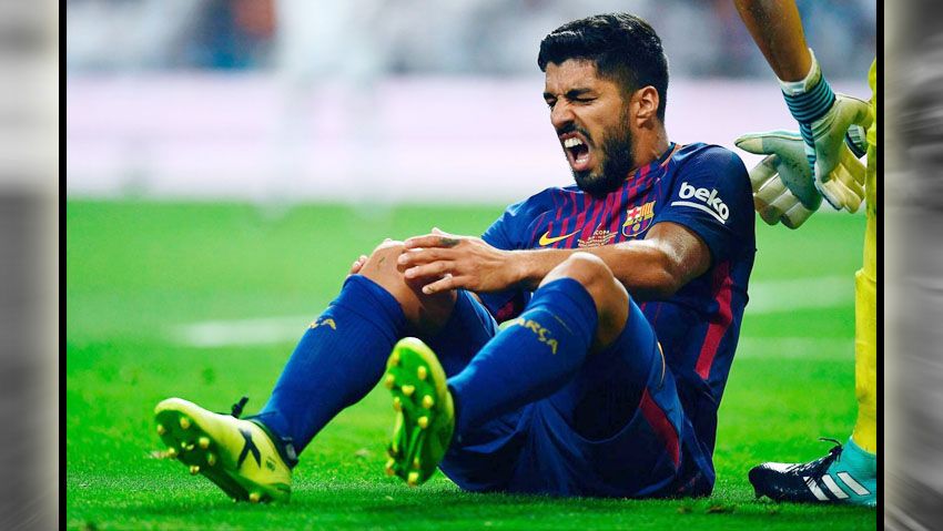Luis Suarez (Barcelona) alami kesakitan karena cedera lutut yang dialami pada laga leg kedua Piala Super Spanyol pada Kamis (17/08/17). Copyright: © Indosport.com