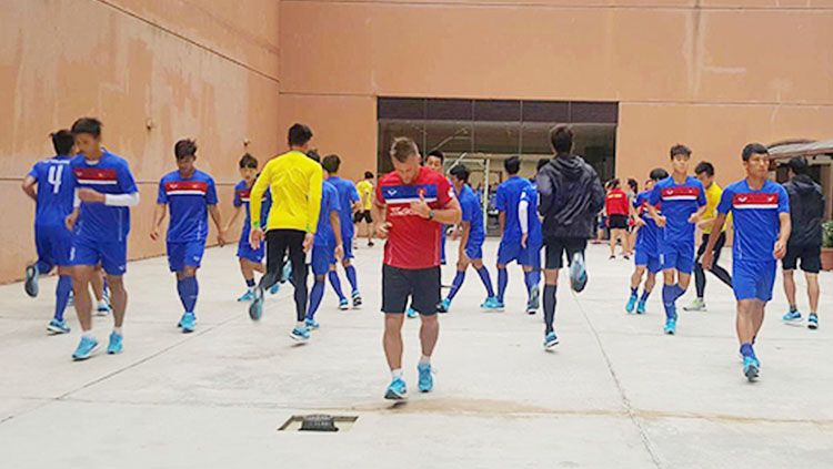 Skuat Timnas Vietnam melakukan latihan di hotel jelang melawan Timnas Indonesia. Copyright: © vn express