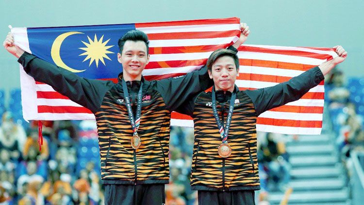 Jeremiah Loo Phay Xing (kanan) bersama Tan Fu Jie berjaya memenangi medali emas dalam acara gimnastik artistik lelaki. Copyright: © Twitter@bharianmy