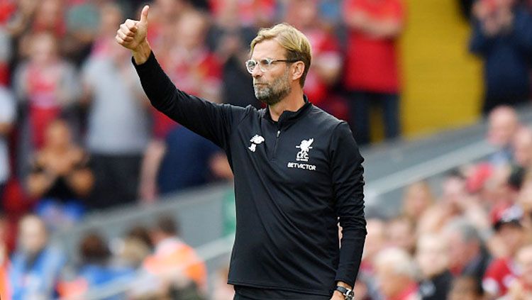 Jurgen Klopp acungkan jempol kepada pemainnya disimbolkan bentuk apresiasi. Copyright: © INDOSPORT