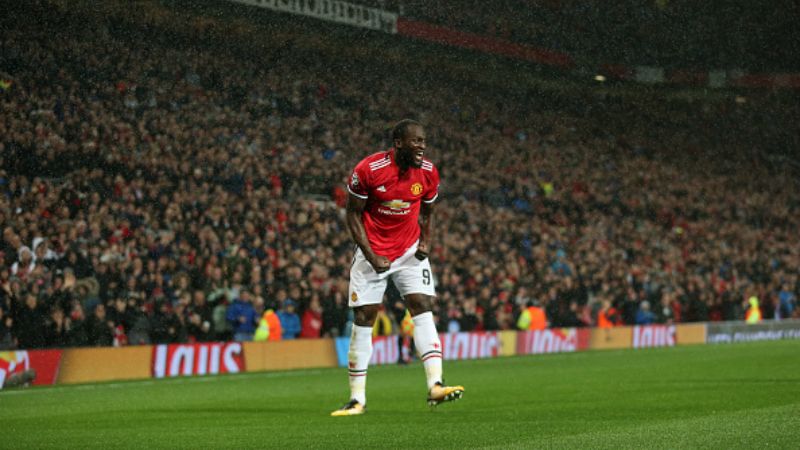 Romelu Lukaku berselebrasi pasca mencetak gol ke gawang FC Basel. Copyright: © INDOSPORT