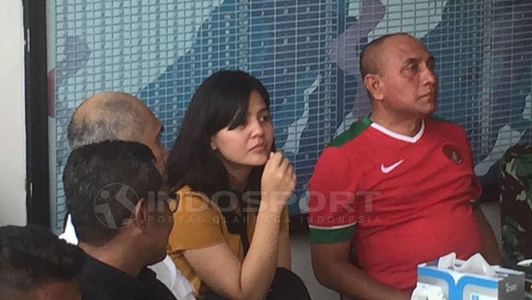 Ketua Umum PSSI, Edy Rahmaydi dan sekertarisnya Ratu Tisha nobar pertandingan Timnas U-19 di markas Kopassus. Copyright: © Muhammad Adiyaksa/INDOSPORT