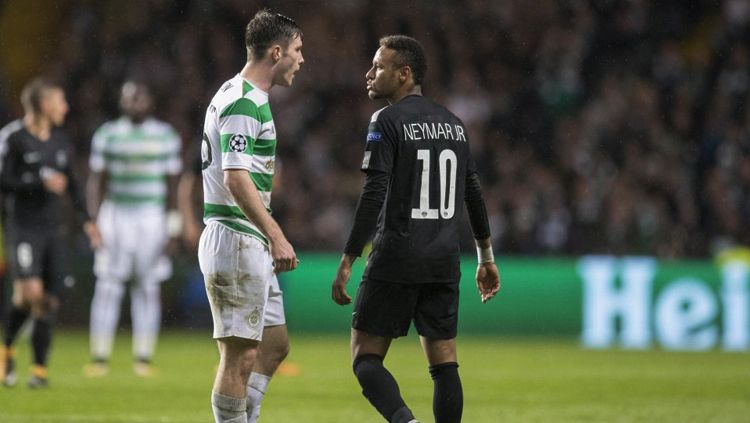 Neymar dan Anthony Ralston adu mulut. Copyright: © Getty Images