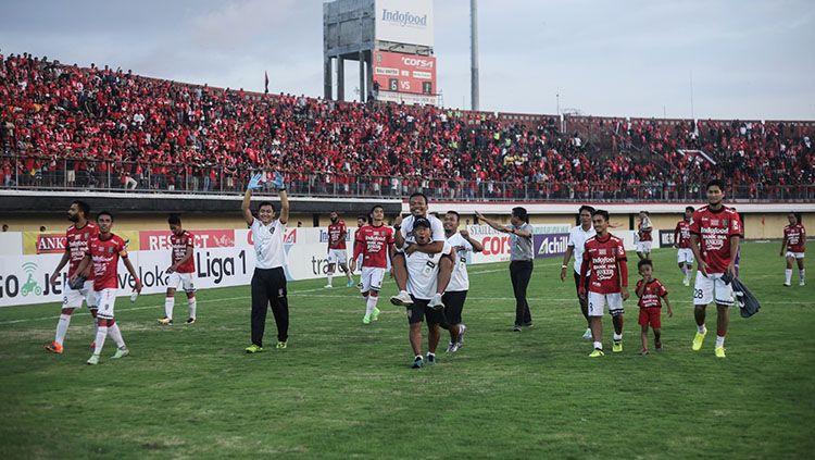 Skuat Bali United setelah merayakan kemenangan. Copyright: © Baliutd.com