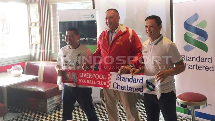 Ki-Ka: Jozi Praesta Rachman (Head, Risk and Controls for Information Technology and Operations Indonesia), Rino Donosepoetro (CEO Standard Chartered Indonesia), dan Yeyen Tumena. Copyright: © Muhammad Adiyaksa/INDOSPORT