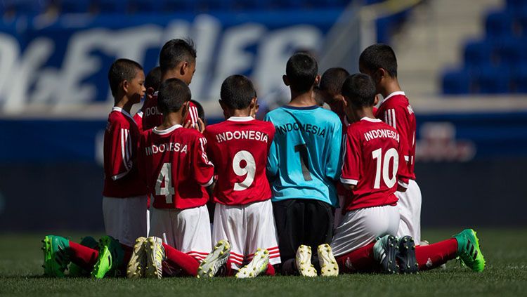 Para pemain Timnas Indonesia U-12 bersyukur setelah menempati peringkat delapan di ajang Piala Dunia U-12 2017. Copyright: © @danonenationcup