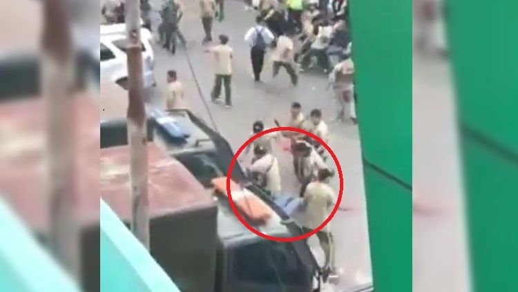 Segerombolan orang berambut cepak memukuli suporter Persita Tangerang. Copyright: © Istimewa
