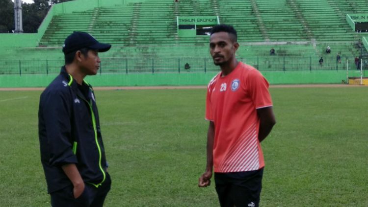 Marko Markus Kabiay berbincang dengan Joko Susilo Copyright: © Internet