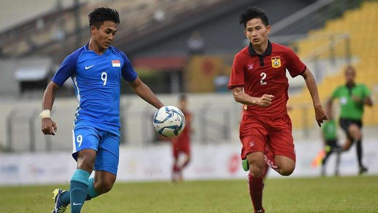 Penyerang Timnas Singapura Taufik Suparno (kiri) saat melawan Laos. Copyright: © Istimewa