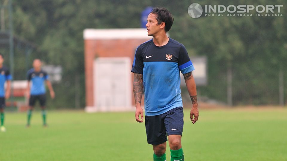 Irfan Bachdim pada saat latihan bersama timnas senior di lapangan Sekolah Pelita Harapan, Karawaci, Tangerang. Senin (07/07/14). Copyright: Ratno Prasetyo/Indosport