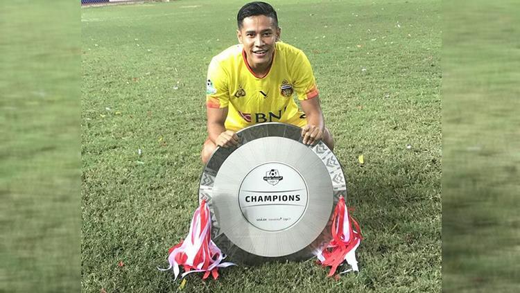 Pemain Bhayangkara FC Bersama Trofi Juara Liga 1 Copyright: INTERNET