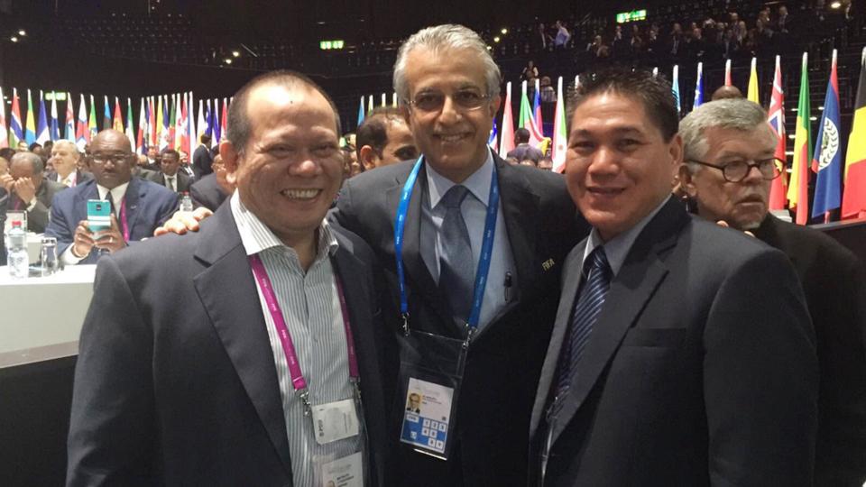 La Nyalla Mattalitti (kiri) dan Erwin Budiyawan (kanan) tersenyum saat menghadiri konres FIFA di Swiss. Copyright: INTERNET