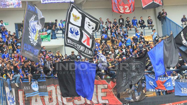 Kibaran spanduk dari suporter PSIS Semarang. Copyright: Arif Rahman/INDOSPORT