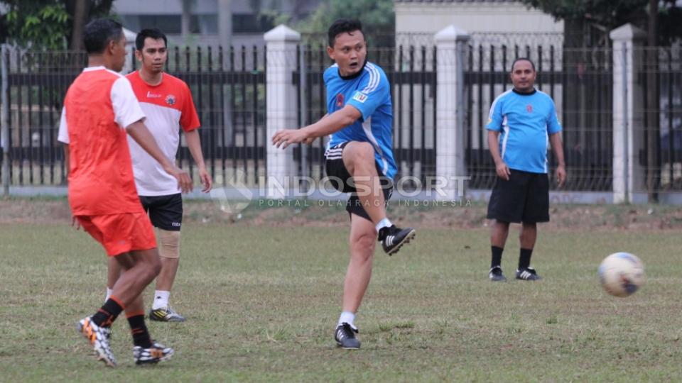 Ketua APSSI, Yeyen Tumena (tengah) melepaskan tendangan ke arah gawang tim Persija.