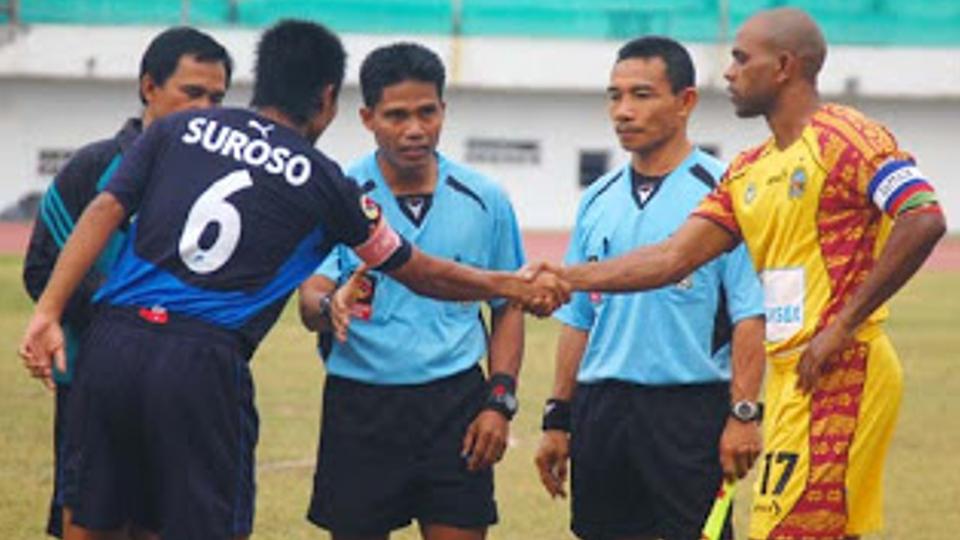 Foto sebelum kick off pertandingan usiran Sriwijaya FC vs Arema di Stadion Gelora Delta Sidoarjo musim 2010/2011. Ketika itu, kapten Sriwijaya masih disandang Keith Kayamba Gumbs (kanan). Copyright: INTERNET