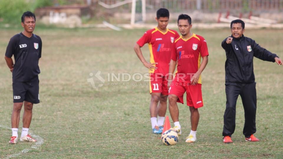 Pelatih Mitra Kukar, Jafri Sastra (kanan) memberikan arahan kepada strike Rahmat Afandi.
