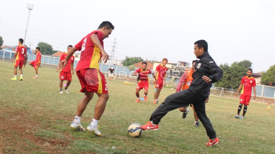 Pelatih Mitra Kukar, Jafri Sastra (kanan depan) ikut serta dalam latihan game.