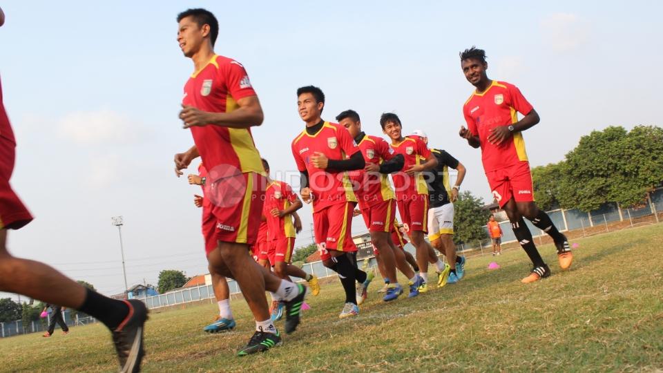 Para pemain Mitra Kukar tengah melakukan joging sebelum memulai latihan.