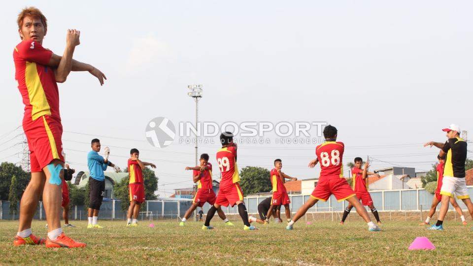 Para pemain Mitra Kukar melakukan perenggangan otot.