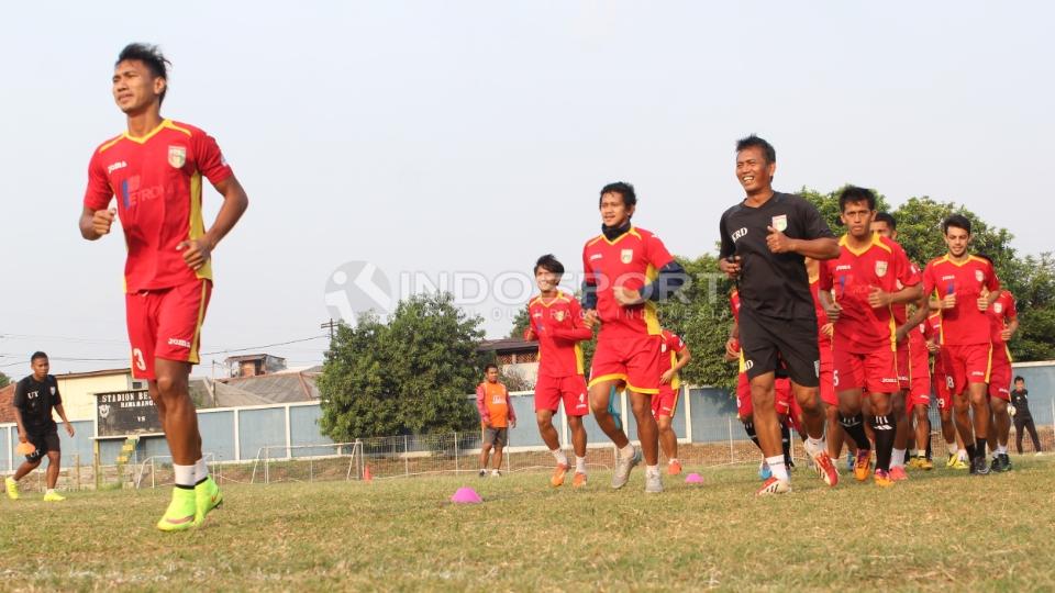 Kapten Mitra Kukar, Zulkifli Sukur (kiri) memimpin rekan-rekannya melakukan joging.
