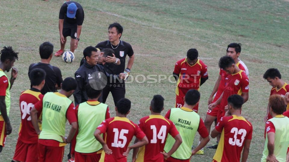 Para pemain Mitra Kukar mendapat arahan dari pelatih Jafri Sastra seusai melakukan latihan.