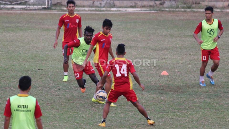 Mantan pemain U-19 Rudolf Yanto Basna (tengah rompi hijau) berebut bola dengan rekannya dalam sesi latihan.