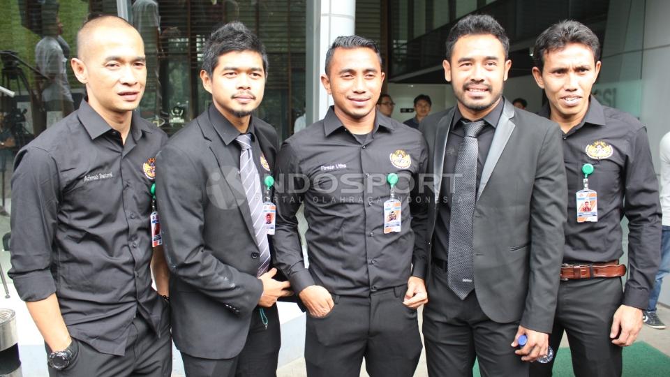 Asosiasi Pesepakbola Profesional Indonesia (APPI) yang diwakili Pornayo Astaman (Ketua), Bambang Pamungkas, Firman Utina, Bima Sakti dan Kurniawan Dwi Yulianto bertemu dengan Delegasi FIFA/AFC di Kantor PSSI, Selasa (02/11/15). - INDOSPORT