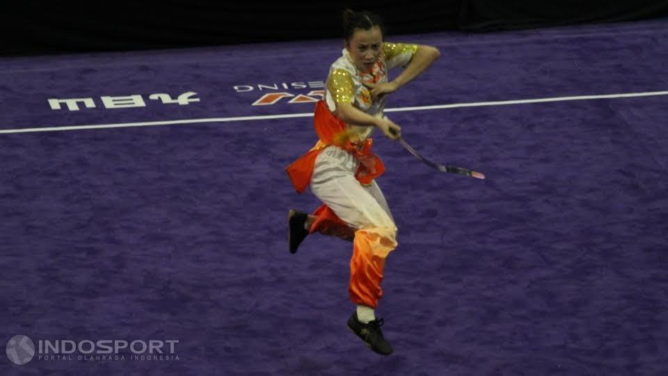 Seorang atlet wushu saat tampil pada Kejuaraan Dunia 2015 di Jakarta.