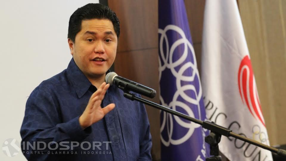 Mantan Ketua Umum KOI, Rita Subowo melajukan Sertijab kepada Ketua Umum KOI, Erick Tohir di Kantor KOI, Senayan, Senin (22/11/15). Erick Tohir menjabat sebagai Ketua KOI untuk Periode%2