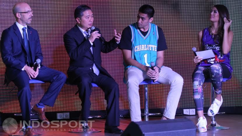 Pebasket Nasional Christian Ronaldo Sitepu, Perwakilan Managing Director NBA Asia Scott Levy, CEO BliBli Kusumo Martanto dan Mantan Putri Indonesia Maria Selena saat peresmian NBA Store di Jakarta, Selasa (01/12/15)