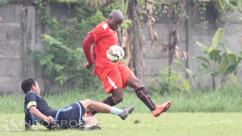 Striker Persija Jakarta, Pacho Kenmogne melewati terjangan pemain Pra Pon DKI Jakarta. Copyright: Herry Ibrahim/INDOSPORT