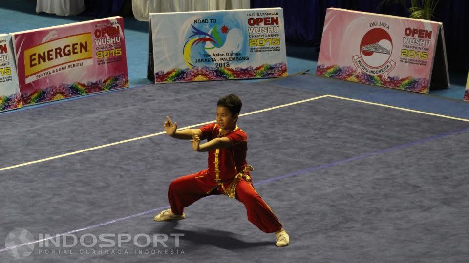 Aksi atlet wushu dari Inti Bayangan, Muhammad Firdaus di kelas Nan Quan Junior C pada Kejurnas Wushu Junior 2015 di Tennis Indoor Senayan, Senin (21/12/15). - INDOSPORT