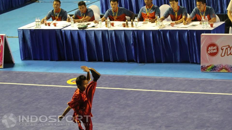 Aksi atlet wushu dari Putera Harapan, Arya Gita Sentosa di kelas Nan Quan Junior C pada Kejurnas Wushu Junior 2015 di Tennis Indoor Senayan, Senin (21/12/15). - INDOSPORT