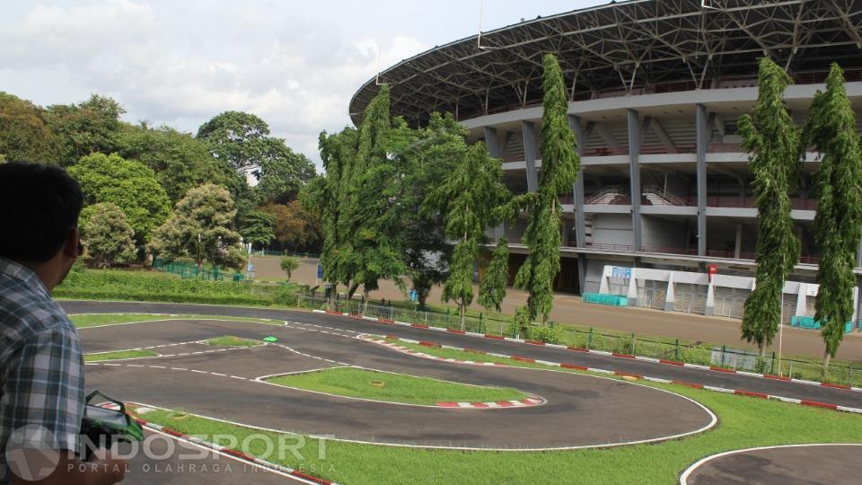 Di Jakarta, sirkuit RC Senayan menjadi satu-satunya arena bagi penghobi atau komunitas pecinta balap mobil remote control.