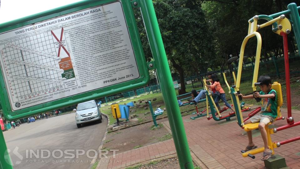 Sejumlah anak sedang menggunakan fasilitas olahraga yang berada di lingkungan GBK. Copyright: Herry Ibrahim/INDOSPORT