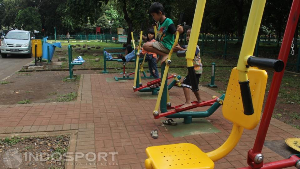 Alat-alat kebugaran ini di design sebagai sarana olahraga yang berkunjung ke GBK