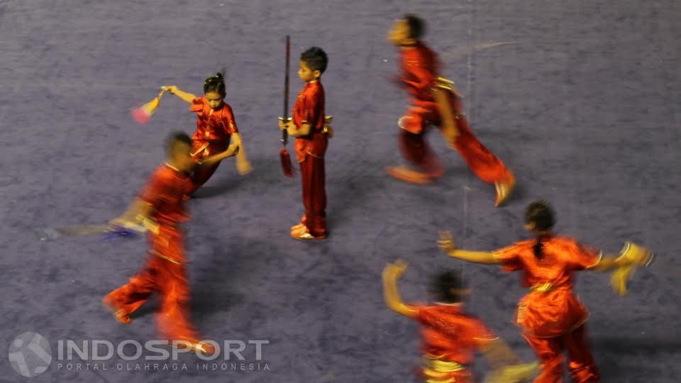 Aksi tim sasana Citra Satria Wushu Indonesia pada final kategori Ji Ti Beregu B pada Kejuaraan Nasional Wushu Junior di Tennis Indoor Senayan, Rabu (23/12/15). Copyright: INDOSPORT/Herry Ibrahim