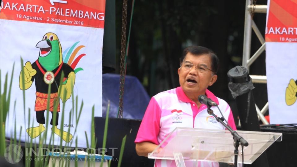 Wakil Presiden RI, Yusuf Kalla memberikan kata sambutan pada acara Road to 18th Asian Games 2018, Jakarta-Palembang di Plaza Selatan GBK, Minggu (27/12/15). - INDOSPORT