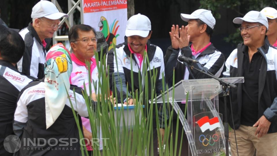 Wakil Presiden RI, Yusuf Kalla (tengah) bersama Menpora Imam Nahrawi menekan timbol tanda diresmikannya Logo Asian Games 2018 pada acara Road to 18th Asian Games 2018, Jakarta-Palembang di Pl