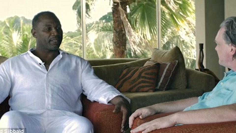 Lennox Lewis memutuskan untuk mengakhiri masa pensiun sebagai petinju. - INDOSPORT