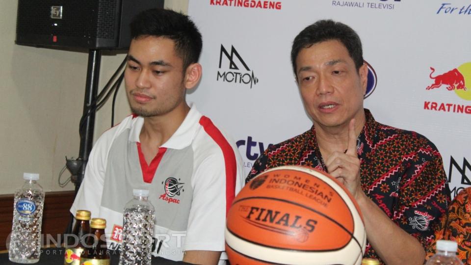 Pelatih%20Aspac%20Jugianto%20Kuntardjo%20dan%20Point%20Guard%20Aspac%2C%20Widyantaputra%20Teja.