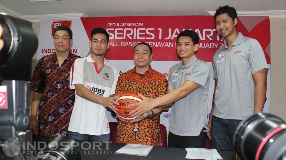 %28ki-ka%29%20Pelatih%20Aspac%20Jugianto%20Kuntardjo%2C%20Point%20Guard%20Aspac%20Widyantaputra%20Teja%2C%20Komisioner%20IBL%20Hasan%20Gozali%2C%20Pelatih%20Satria%20Muda%20Cokorda%20Raka%20Satrya%20Wibawa%20dan%20pemain%20Satria%20Muda%20Yosua%20foto%20b