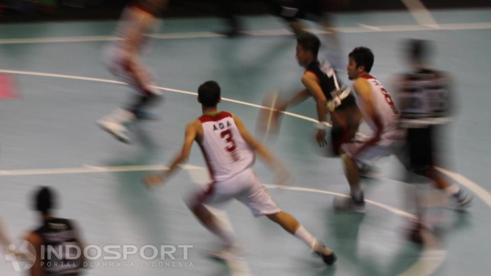 Aksi%20Point%20Guard%20Hantuah%20Sumsel%2C%20Januar%20Kuntara%20%28tengah%29%20mendrible%20melewati%20beberapa%20pemain%20Pacific%20Caesar%20Surabaya.